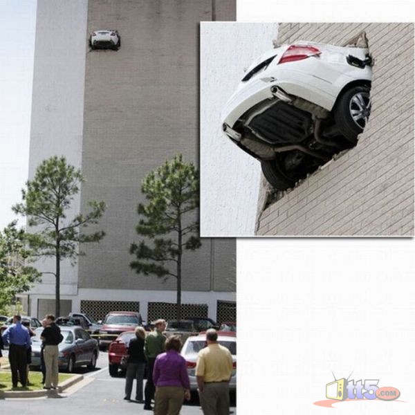 weirdcarcrash2011photos4-1.jpg